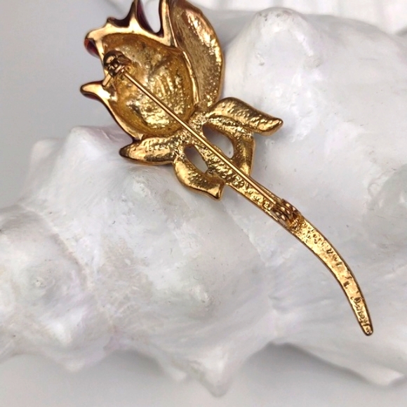 Metallic Red Christmas Rose & Kelly Green Rhinestone Leaves Gold Tone Brooch Pin - Picture 5 of 8